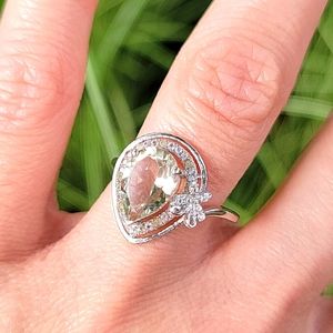 NWOT Beautiful Pear Shaped Topaz Ring Size 7